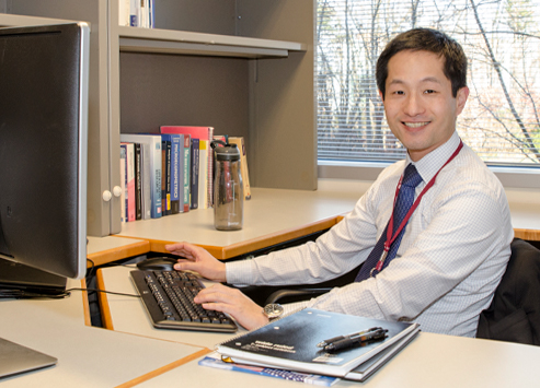 photo, IDA employee sitting at desk